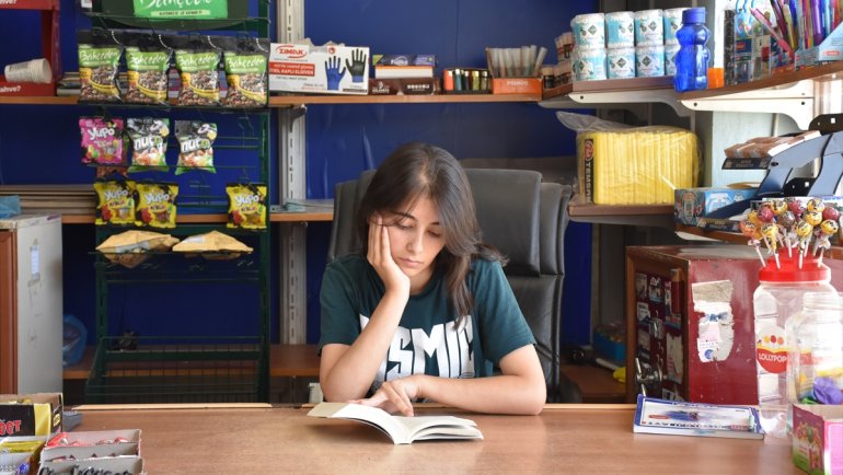 Hakkarili Gamzenur, çalıştığı bakkalda derslerini ihmal etmeyerek tıp fakültesini kazandı