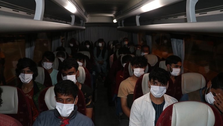 Iğdır'da 136 Afganistan uyruklu düzensiz göçmen ülkelerine gönderildi