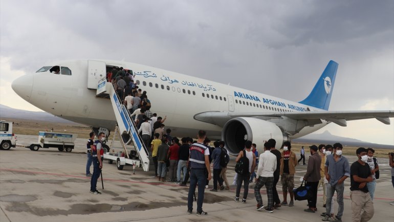 Iğdır'dan 362 Afganistan uyruklu düzensiz göçmen ülkelerine gönderildi