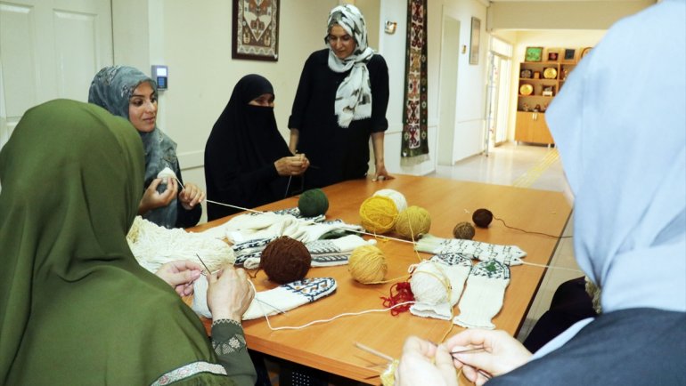 Iğdırlı kadınlar "yün çorap dokumacılığı"nı üniversite öncülüğünde yürütüyor