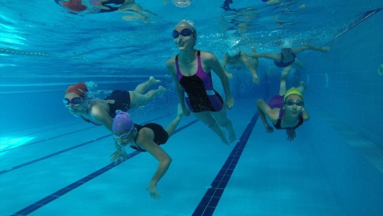 Iğdır'da yüzmeyi öğrenen çocuklar, "milli takım" hedefine kulaç atıyor