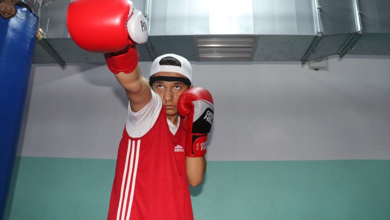 Iğdırlı boksör Kader, Avrupa şampiyonu olmak için yumruk sallıyor