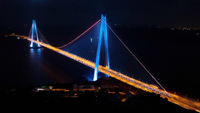 Yavuz Sultan Selim Köprüsü, İTÜ renklerine boyandı