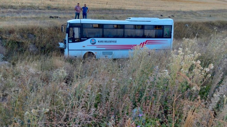 Kars'ta şarampole düşen midibüsteki 6 kişi yaralandı
