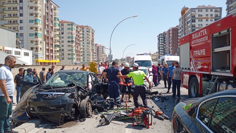 Malatya'da 4 otomobilin karıştığı kazada 9 kişi yaralandı