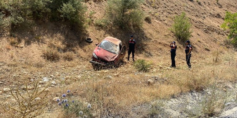 Malatya'da devrilen otomobilin sürücüsü yaralandı