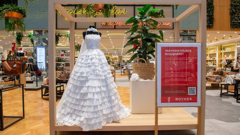 Medikal maske ile tasarlanan gelinlik Boyner'de sergileniyor