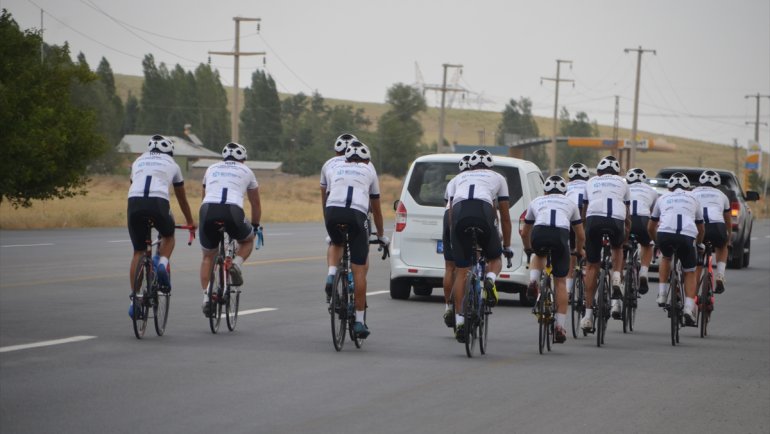 Malazgirt Zaferi için Kocaeli'den Muş'a kadar pedal çevirdiler