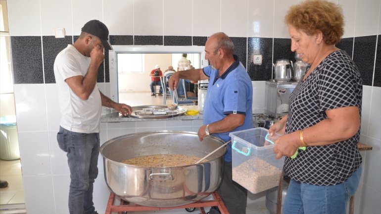 Varto'ta vatandaşlara aşure dağıtıldı