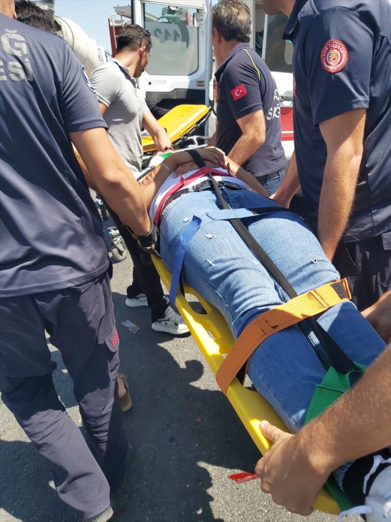 kırmızı Otomobilin bekleyen ışıkta 5 sonucu kişi çarpması otomobile yaralandı 2