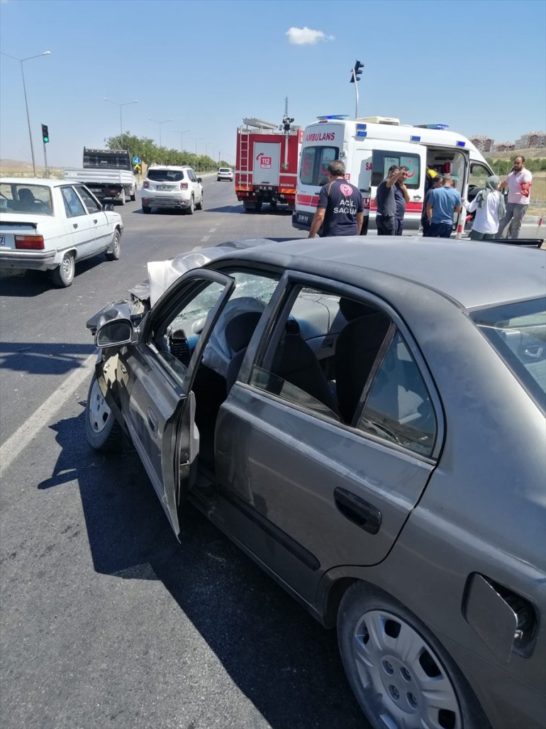 Otomobilin bekleyen yaralandı 5 sonucu otomobile ışıkta kişi çarpması kırmızı 3