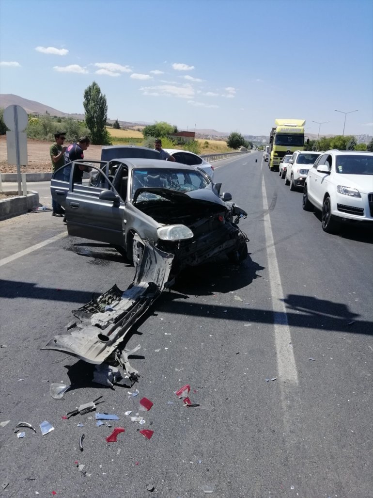 kişi ışıkta sonucu Otomobilin bekleyen 5 kırmızı yaralandı çarpması otomobile 4