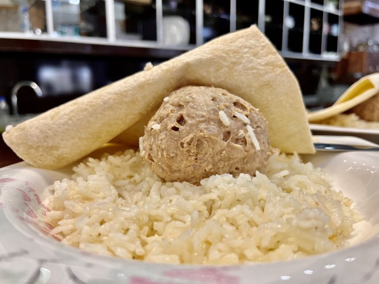 Paşa lezzeti Abdigör köftesi taş üstünde dövüldükten sonra sofraları süslüyor1