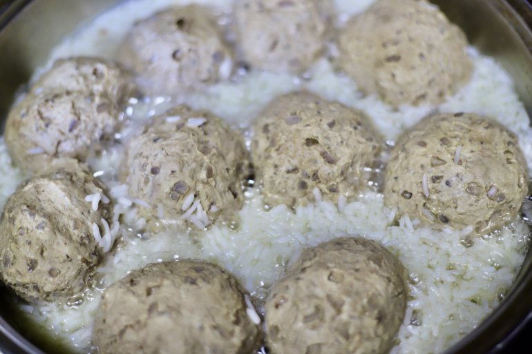 Paşa lezzeti Abdigör köftesi taş üstünde dövüldükten sonra sofraları süslüyor2