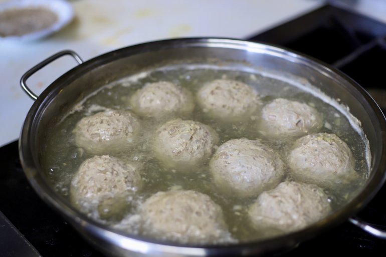 Paşa lezzeti Abdigör köftesi taş üstünde dövüldükten sonra sofraları süslüyor3