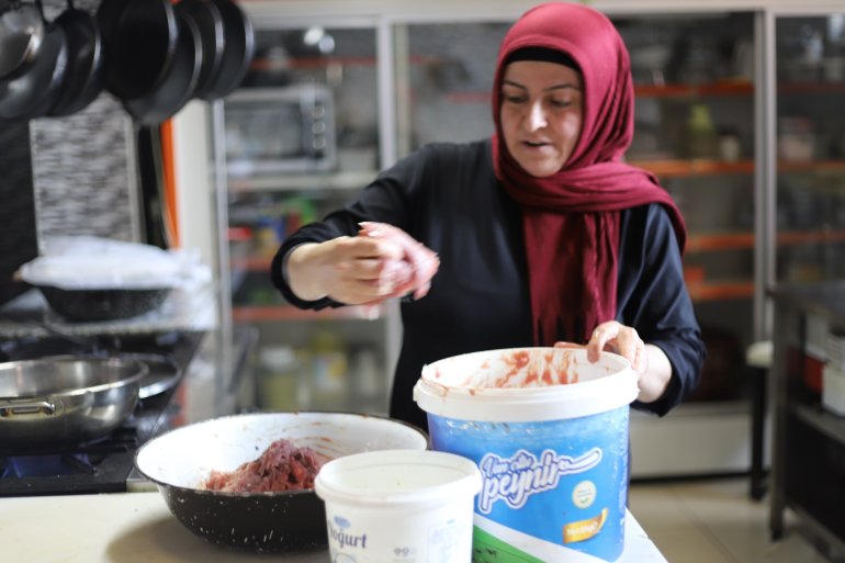 Paşa lezzeti Abdigör köftesi taş üstünde dövüldükten sonra sofraları süslüyor4