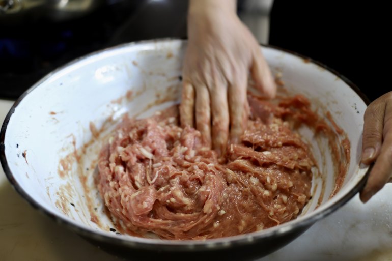 Paşa lezzeti Abdigör köftesi taş üstünde dövüldükten sonra sofraları süslüyor5