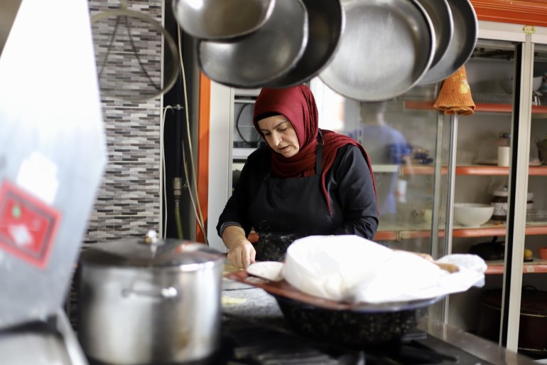 Paşa lezzeti Abdigör köftesi taş üstünde dövüldükten sonra sofraları süslüyor6