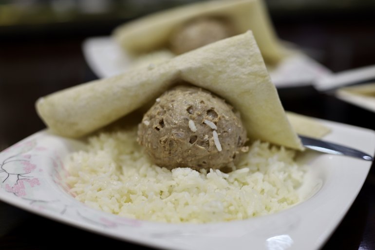 Paşa lezzeti Abdigör köftesi taş üstünde dövüldükten sonra sofraları süslüyor7