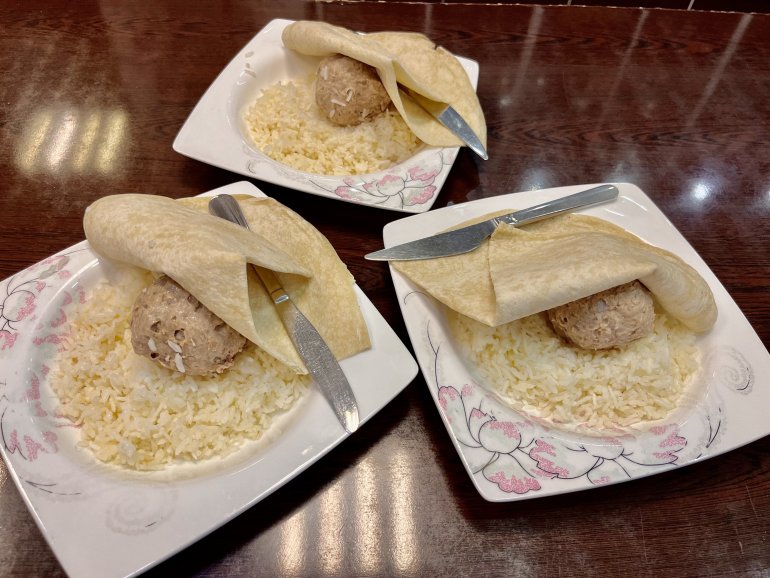 Paşa lezzeti Abdigör köftesi taş üstünde dövüldükten sonra sofraları süslüyor8