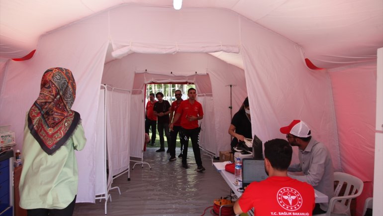 Sağlık ekipleri, Malazgirt Zaferi etkinlik alanında sahra çadırları ve mobil ekiplerle hizmet veriyor1