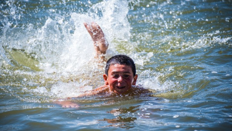 Sıcaktan bunalan çocuklar Kars Çayı