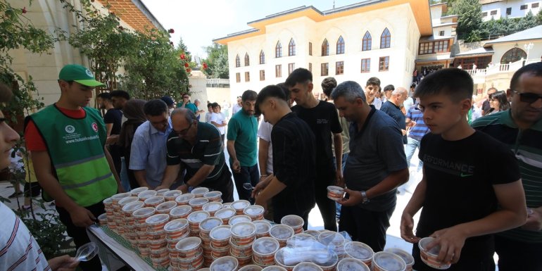 Somuncu Baba Külliyesi'nde vatandaşlara aşure ikram edildi