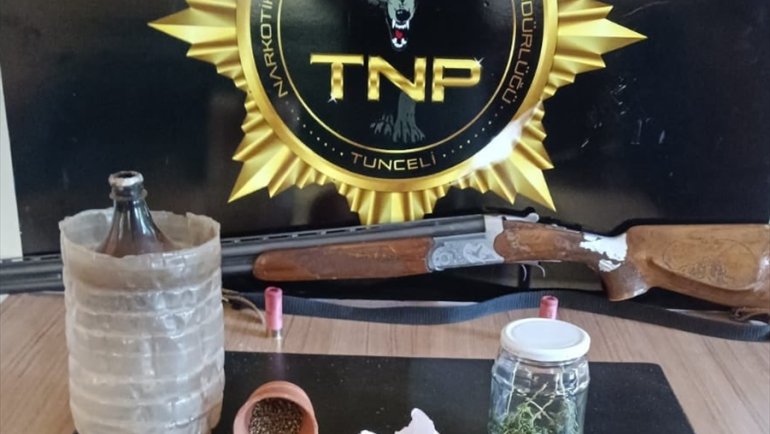 Tunceli'de bir evde uyuşturucu ve av tüfeği ele geçirildi