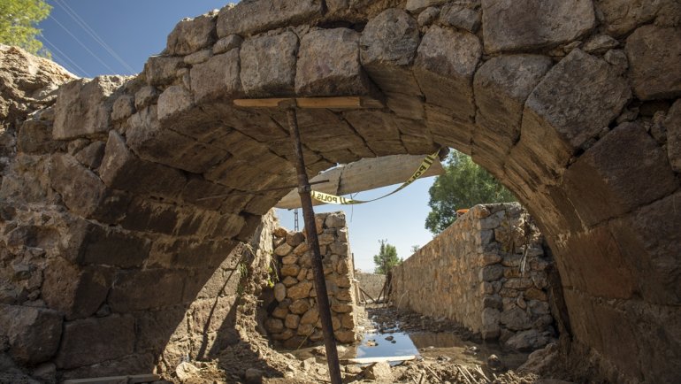 Tunceli'de dere ıslahı çalışması sırasında 'tarihi taş kemerli köprü' bulundu