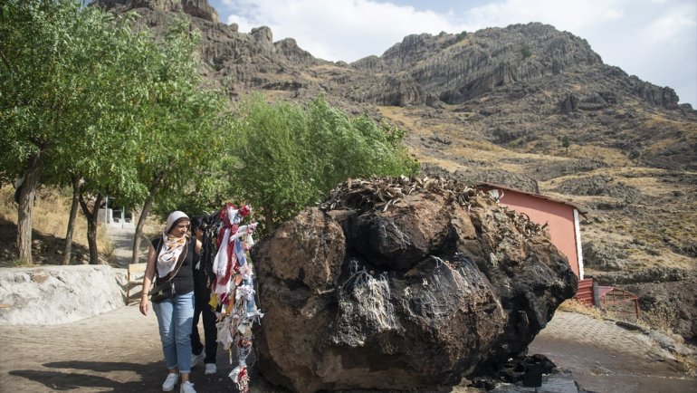 Tunceli'deki Düzgün Baba Dağı yerli ve yabancı turistleri ağırlıyor