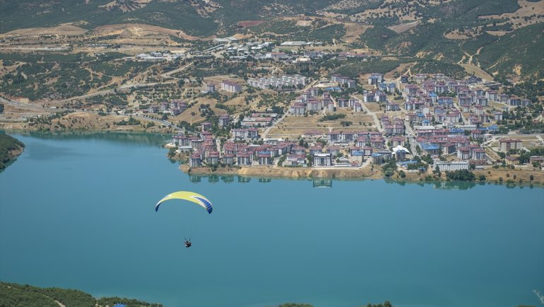 Tunceli'deki Kavun Tepesi yamaç paraşütü tutkunlarını cezbediyor
