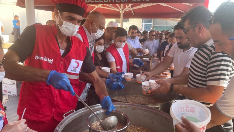TUNCELİ - Vatandaşlara aşure dağıtıldı1