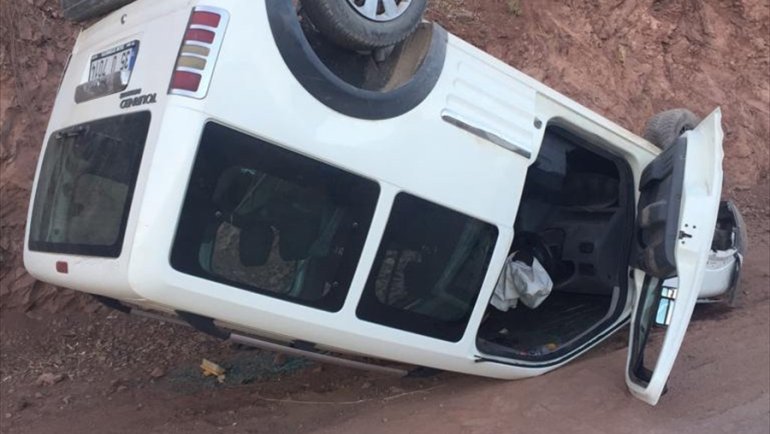 Tunceli'de devrilen hafif ticari araçtaki 4 kişi yaralandı