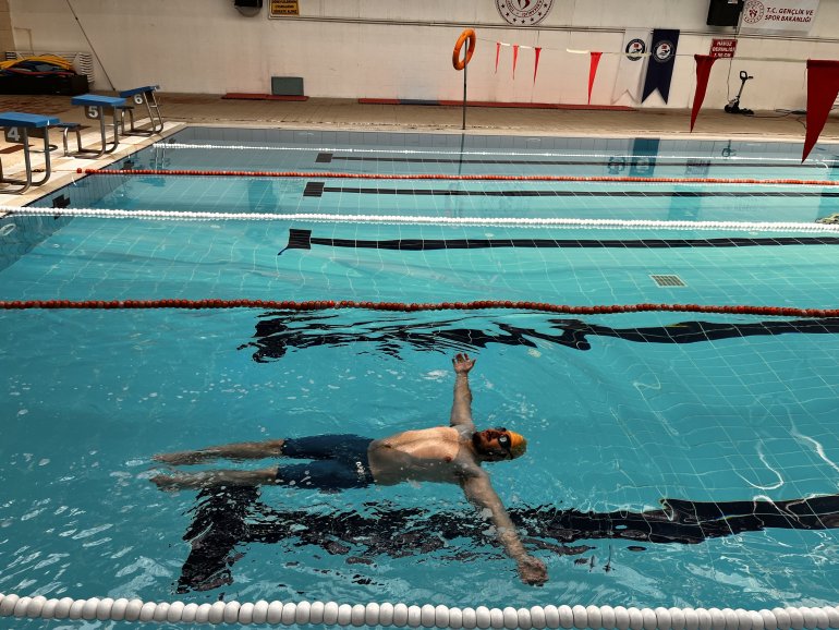 Türkiye birincilikleri bulunan cam kemik hastası yüzücünün hedefi dünya şampiyonluğu3