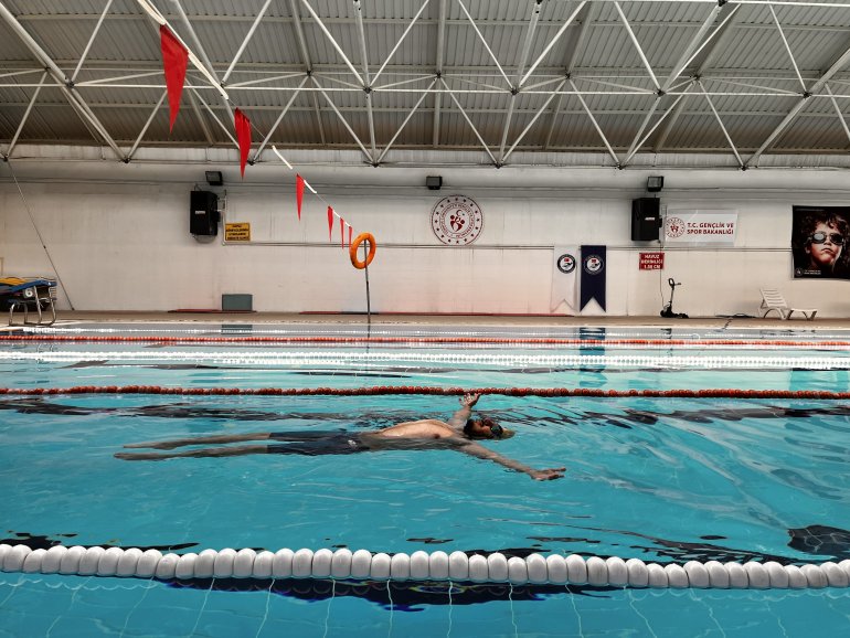 Türkiye birincilikleri bulunan cam kemik hastası yüzücünün hedefi dünya şampiyonluğu4