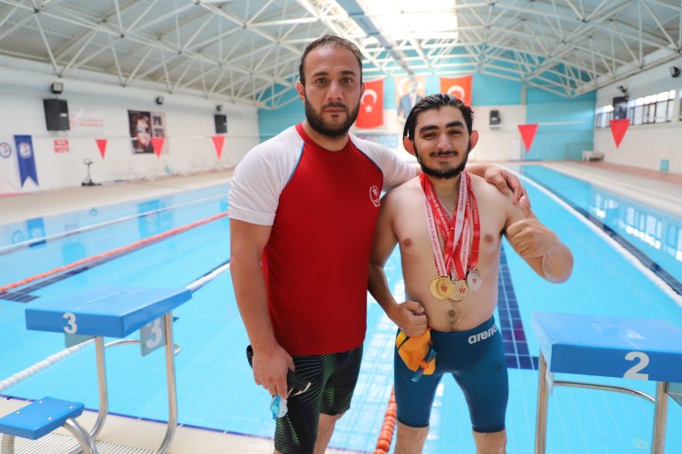 Türkiye birincilikleri bulunan cam kemik hastası yüzücünün hedefi dünya şampiyonluğu5