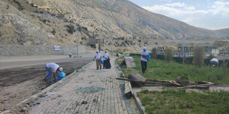 Türkiye'nin 'sakin kenti' Uzundere'de, Belediye Başkanı Aktoprak ekibiyle çöp topladı