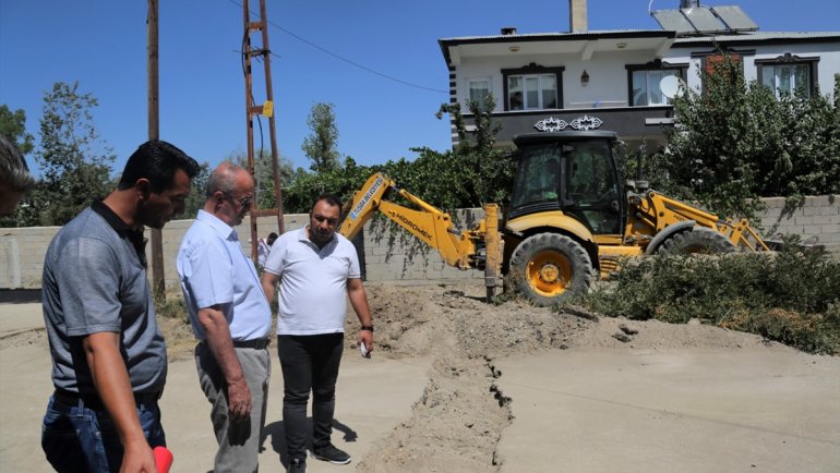 Tuşba'da asfalt ve parke taşı çalışmaları sürüyor
