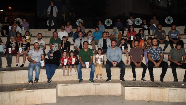 Vali Akbıyık, vatandaşlarla açık havada film izledi1