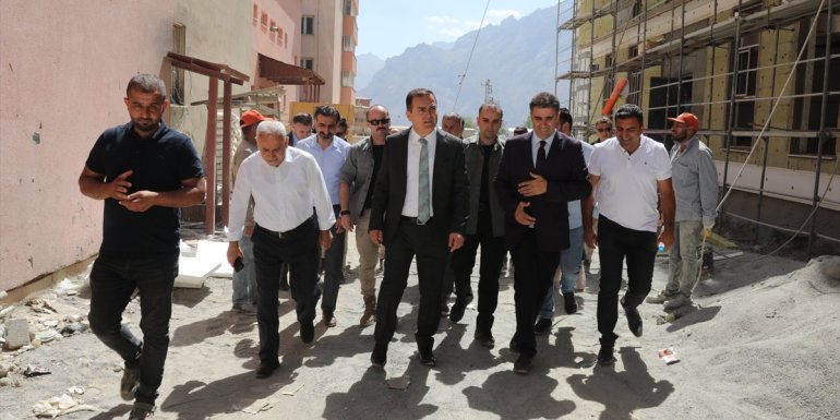 Vali Akbıyık, yapımı devam eden yurt binasında incelemelerde bulundu