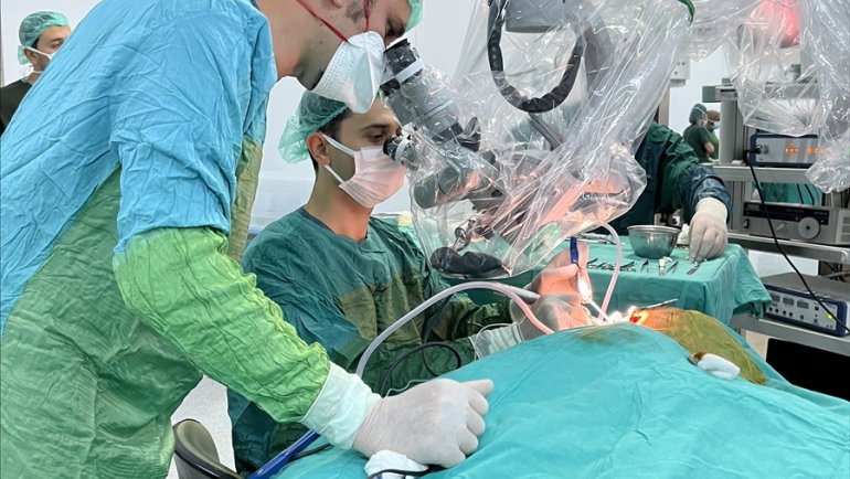 "Biyonik kulak"la duyan çocuklar anne ve babalarını duygulandırdı