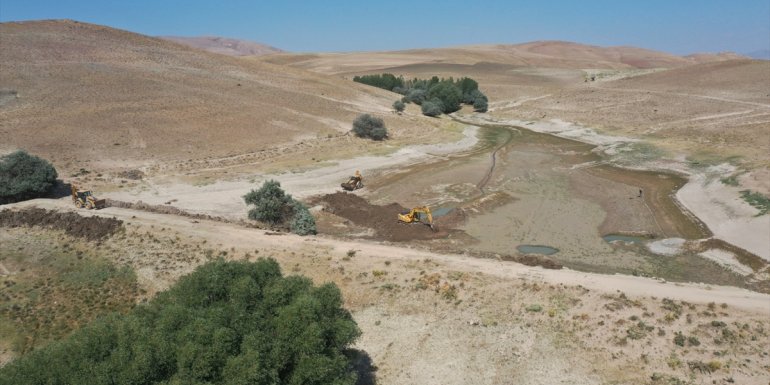 Van Büyükşehir Belediyesi tarım arazilerini suyla buluşturuyor