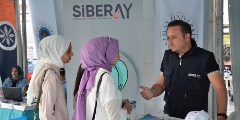 Van'da polisler, öğrencileri güvenli internet konusunda bilgilendirdi