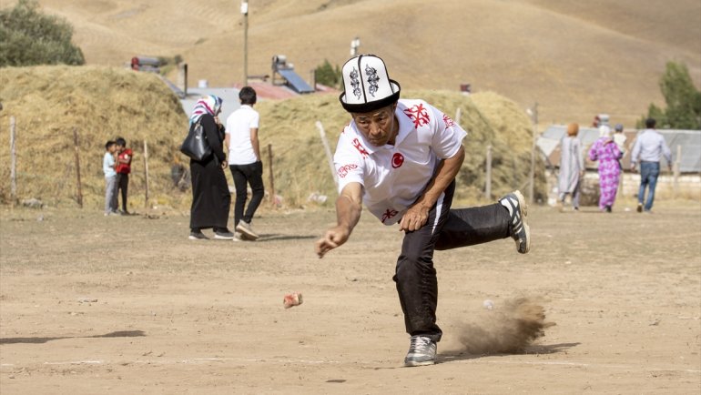 Van'da yaşayan Kırgız Türkleri "40. Yıl Kültür Şenliği" düzenledi