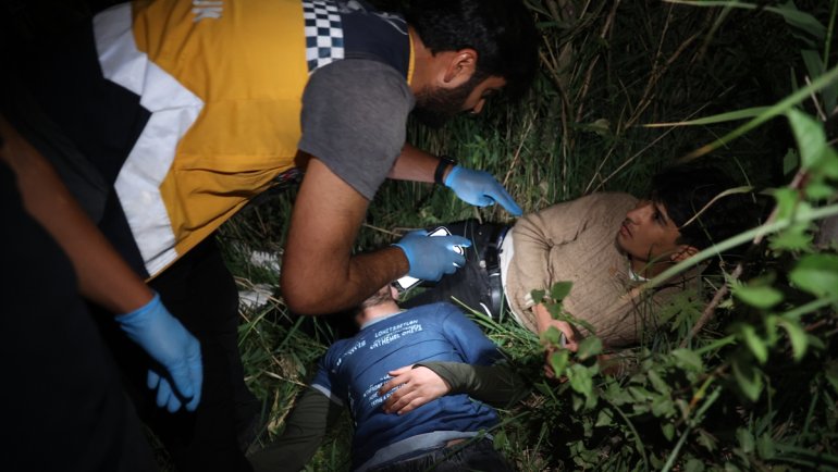 Düzensiz göçmenleri taşıyan minibüs ile hafif ticari araç çarpıştı, 1 kişi öldü, 14 kişi yaralandı