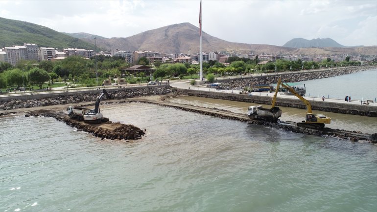 Van Gölü'nde dip çamuru temizliği devam ediyor