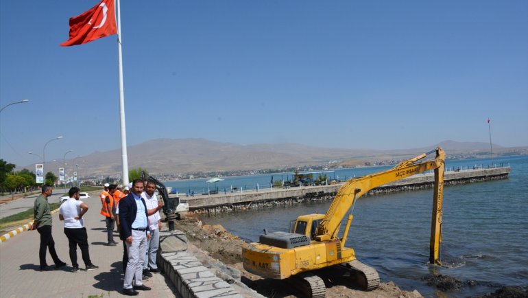 Van Gölü'nde dip çamuru temizliği