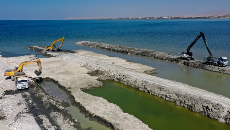 Van Gölü'nün zemininden 400 bin metreküp balçık ve dip çamuru temizlendi