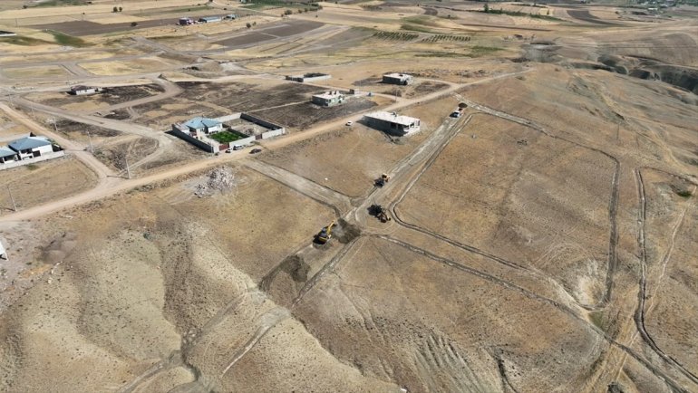 Van'ın İpekyolu ilçesinde yol yapım çalışmaları devam ediyor