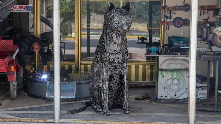 İranlı heykeltıraş hurda malzemelerle 650 kilogramlık Van Kedisi heykeli yaptı
